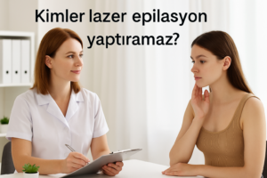 Kimler lazer epilasyon yaptıramaz – Lazer seansı öncesi danışmanlık alan genç kadın, cilt durumu hakkında bilgi alıyor.